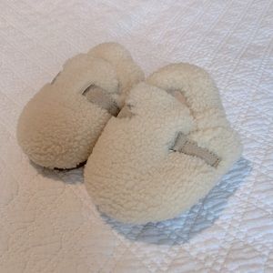 2/$20 Baby Gap Baby Girl Fuzzy Clogs 0-3 months